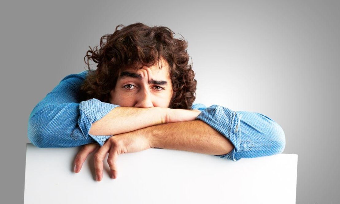 Un uomo con prostatite